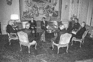 Il Presidente della Repubblica Francesco Cossiga con il ministro dei trasporti Calogero Mannino e Mario Testa, presidente dell'Aero Club d'Italia, con  alcuni esponenti del sodalizio