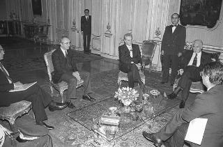 Il Presidente della Repubblica Francesco Cossiga con il ministro dei trasporti Calogero Mannino e Mario Testa, presidente dell'Aero Club d'Italia, con  alcuni esponenti del sodalizio