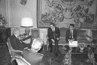 Il Presidente della Repubblica Francesco Cossiga con il ministro dei trasporti Calogero Mannino e Mario Testa, presidente dell'Aero Club d'Italia, con  alcuni esponenti del sodalizio