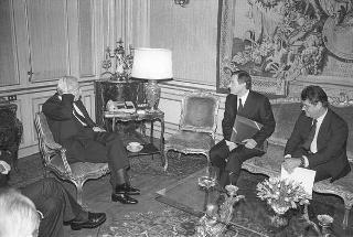 Il Presidente della Repubblica Francesco Cossiga con il ministro dei trasporti Calogero Mannino e Mario Testa, presidente dell'Aero Club d'Italia, con  alcuni esponenti del sodalizio