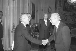 Il Presidente della Repubblica Francesco Cossiga con il ministro dei trasporti Calogero Mannino e Mario Testa, presidente dell'Aero Club d'Italia, con  alcuni esponenti del sodalizio