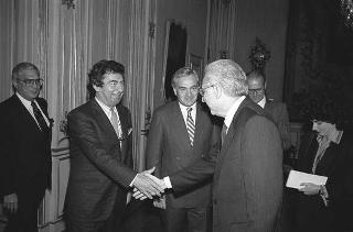 Il Presidente della Repubblica Francesco Cossiga incontra James Hayes, editore della rivista americana &quot;Fortune&quot;, con Peter Nichols