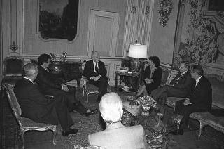 Il Presidente della Repubblica Francesco Cossiga incontra James Hayes, editore della rivista americana &quot;Fortune&quot;, con Peter Nichols