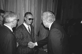 Il Presidente della Repubblica Francesco Cossiga riceve in udienza Aramis Ammannato, presidente dell'Associazione italiana ciechi di guerra, con il comitato direttivo del sodalizio