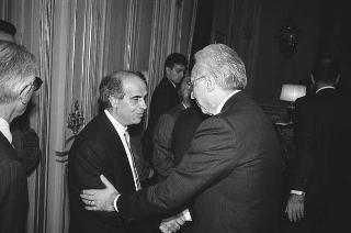 Il Presidente della Repubblica Francesco Cossiga riceve in udienza Aramis Ammannato, presidente dell'Associazione italiana ciechi di guerra, con il comitato direttivo del sodalizio