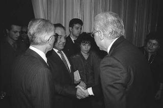 Il Presidente della Repubblica Francesco Cossiga riceve in udienza Aramis Ammannato, presidente dell'Associazione italiana ciechi di guerra, con il comitato direttivo del sodalizio