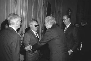 Il Presidente della Repubblica Francesco Cossiga riceve in udienza Aramis Ammannato, presidente dell'Associazione italiana ciechi di guerra, con il comitato direttivo del sodalizio