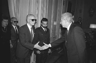 Il Presidente della Repubblica Francesco Cossiga riceve in udienza Aramis Ammannato, presidente dell'Associazione italiana ciechi di guerra, con il comitato direttivo del sodalizio