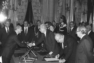 Il Presidente della Repubblica Francesco Cossiga durante la cerimonia di Giuramento dei nuovi giudici costituzionali: Mauro Ferri, Luigi Mengoni e Enzo Cheli