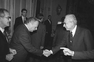Il Presidente della Repubblica Francesco Cossiga riceve Nerio Nesi, presidente della Banca nazionale del lavoro, con il Consiglio d'amministrazione