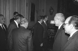 Il Presidente della Repubblica Francesco Cossiga riceve Nerio Nesi, presidente della Banca nazionale del lavoro, con il Consiglio d'amministrazione