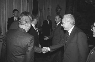 Il Presidente della Repubblica Francesco Cossiga riceve Nerio Nesi, presidente della Banca nazionale del lavoro, con il Consiglio d'amministrazione