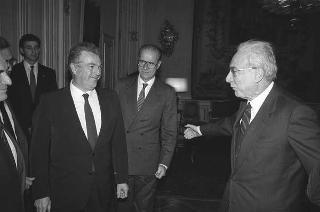 Il Presidente della Repubblica Francesco Cossiga riceve Nerio Nesi, presidente della Banca nazionale del lavoro, con il Consiglio d'amministrazione