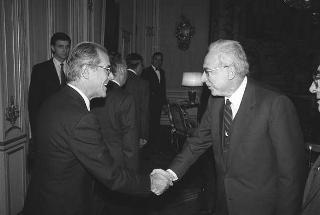 Il Presidente della Repubblica Francesco Cossiga riceve Nerio Nesi, presidente della Banca nazionale del lavoro, con il Consiglio d'amministrazione