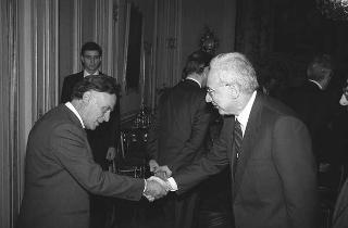 Il Presidente della Repubblica Francesco Cossiga riceve Nerio Nesi, presidente della Banca nazionale del lavoro, con il Consiglio d'amministrazione