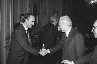 Il Presidente della Repubblica Francesco Cossiga riceve Nerio Nesi, presidente della Banca nazionale del lavoro, con il Consiglio d'amministrazione