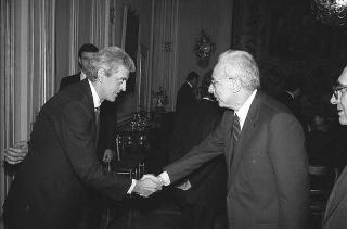 Il Presidente della Repubblica Francesco Cossiga riceve Nerio Nesi, presidente della Banca nazionale del lavoro, con il Consiglio d'amministrazione