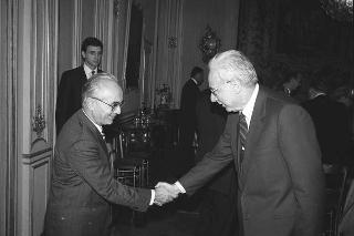 Il Presidente della Repubblica Francesco Cossiga riceve Nerio Nesi, presidente della Banca nazionale del lavoro, con il Consiglio d'amministrazione