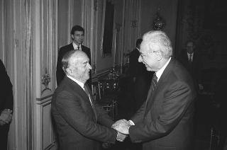 Il Presidente della Repubblica Francesco Cossiga riceve Nerio Nesi, presidente della Banca nazionale del lavoro, con il Consiglio d'amministrazione