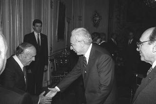 Il Presidente della Repubblica Francesco Cossiga riceve Nerio Nesi, presidente della Banca nazionale del lavoro, con il Consiglio d'amministrazione