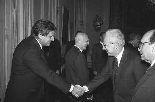 Il Presidente della Repubblica Francesco Cossiga riceve Nerio Nesi, presidente della Banca nazionale del lavoro, con il Consiglio d'amministrazione