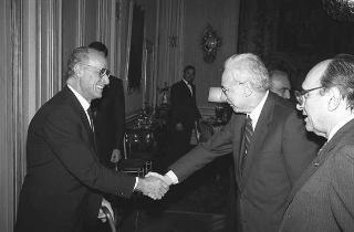 Il Presidente della Repubblica Francesco Cossiga riceve Nerio Nesi, presidente della Banca nazionale del lavoro, con il Consiglio d'amministrazione