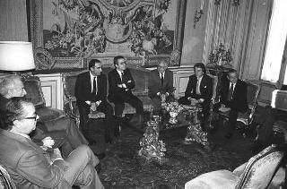 Il Presidente della Repubblica Francesco Cossiga riceve Franco Carraro, ministro del turismo e dello spettacolo e presidente del Comitato organizzatore dei Campionati del mondo di calcio "Italia 1990", per presentare i poster realizzati da Alberto Burri