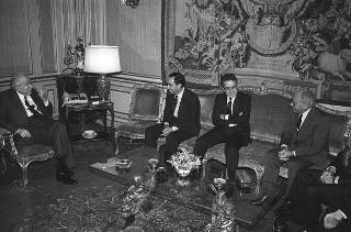 Il Presidente della Repubblica Francesco Cossiga riceve Franco Carraro, ministro del turismo e dello spettacolo e presidente del Comitato organizzatore dei Campionati del mondo di calcio "Italia 1990", per presentare i poster realizzati da Alberto Burri