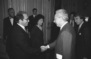 Il Presidente della Repubblica Francesco Cossiga riceve Franco Carraro, ministro del turismo e dello spettacolo e presidente del Comitato organizzatore dei Campionati del mondo di calcio "Italia 1990", per presentare i poster realizzati da Alberto Burri