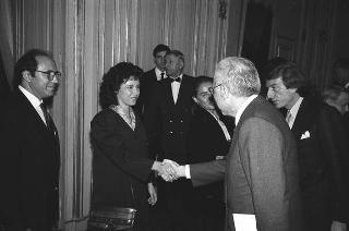 Il Presidente della Repubblica Francesco Cossiga riceve Franco Carraro, ministro del turismo e dello spettacolo e presidente del Comitato organizzatore dei Campionati del mondo di calcio "Italia 1990", per presentare i poster realizzati da Alberto Burri