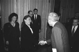 Il Presidente della Repubblica Francesco Cossiga riceve Franco Carraro, ministro del turismo e dello spettacolo e presidente del Comitato organizzatore dei Campionati del mondo di calcio "Italia 1990", per presentare i poster realizzati da Alberto Burri