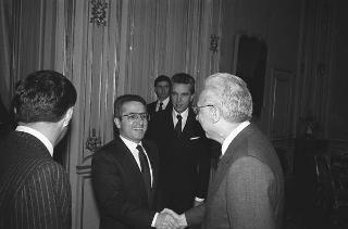 Il Presidente della Repubblica Francesco Cossiga riceve Franco Carraro, ministro del turismo e dello spettacolo e presidente del Comitato organizzatore dei Campionati del mondo di calcio "Italia 1990", per presentare i poster realizzati da Alberto Burri