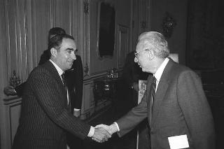 Il Presidente della Repubblica Francesco Cossiga riceve Franco Carraro, ministro del turismo e dello spettacolo e presidente del Comitato organizzatore dei Campionati del mondo di calcio "Italia 1990", per presentare i poster realizzati da Alberto Burri