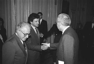 Il Presidente della Repubblica Francesco Cossiga riceve Franco Carraro, ministro del turismo e dello spettacolo e presidente del Comitato organizzatore dei Campionati del mondo di calcio "Italia 1990", per presentare i poster realizzati da Alberto Burri