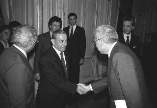 Il Presidente della Repubblica Francesco Cossiga riceve Franco Carraro, ministro del turismo e dello spettacolo e presidente del Comitato organizzatore dei Campionati del mondo di calcio "Italia 1990", per presentare i poster realizzati da Alberto Burri