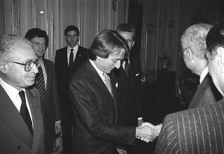 Il Presidente della Repubblica Francesco Cossiga riceve Franco Carraro, ministro del turismo e dello spettacolo e presidente del Comitato organizzatore dei Campionati del mondo di calcio "Italia 1990", per presentare i poster realizzati da Alberto Burri