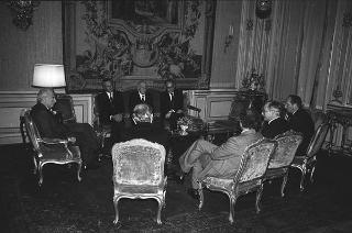 Il Presidente della Repubblica Francesco Cossiga riceve in udienza Sergio Giunti, amministratore unico della Casa editrice Giunti Barbera, per presentare i primi tre volumi dei "Codici di Francia" di Leonardo da Vinci