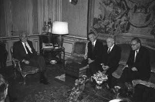 Il Presidente della Repubblica Francesco Cossiga riceve in udienza Sergio Giunti, amministratore unico della Casa editrice Giunti Barbera, per presentare i primi tre volumi dei "Codici di Francia" di Leonardo da Vinci