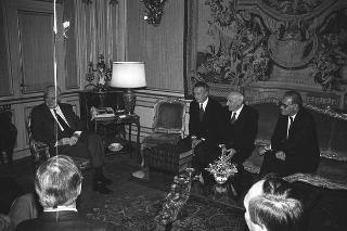 Il Presidente della Repubblica Francesco Cossiga riceve in udienza Sergio Giunti, amministratore unico della Casa editrice Giunti Barbera, per presentare i primi tre volumi dei "Codici di Francia" di Leonardo da Vinci