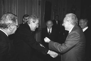 Il Presidente della Repubblica Francesco Cossiga riceve in udienza Sergio Giunti, amministratore unico della Casa editrice Giunti Barbera, per presentare i primi tre volumi dei "Codici di Francia" di Leonardo da Vinci