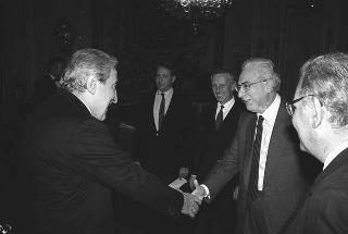Il Presidente della Repubblica Francesco Cossiga riceve in udienza Sergio Giunti, amministratore unico della Casa editrice Giunti Barbera, per presentare i primi tre volumi dei "Codici di Francia" di Leonardo da Vinci