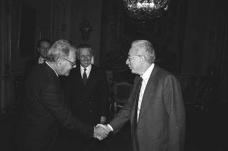 Il Presidente della Repubblica Francesco Cossiga riceve in udienza Sergio Giunti, amministratore unico della Casa editrice Giunti Barbera, per presentare i primi tre volumi dei "Codici di Francia" di Leonardo da Vinci