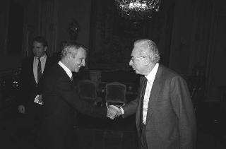 Il Presidente della Repubblica Francesco Cossiga riceve in udienza Sergio Giunti, amministratore unico della Casa editrice Giunti Barbera, per presentare i primi tre volumi dei "Codici di Francia" di Leonardo da Vinci