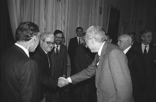 Il Presidente della Repubblica Francesco Cossiga incontra Giuseppe La Loggia, presidente dell'Istituto Poligrafico e Zecca dello Stato, con il Comitato scientifico della nuova rivista "Nomos"