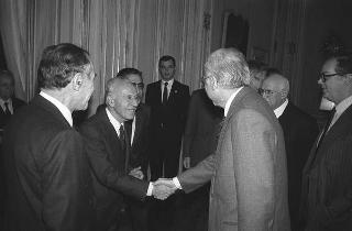 Il Presidente della Repubblica Francesco Cossiga incontra Giuseppe La Loggia, presidente dell'Istituto Poligrafico e Zecca dello Stato, con il Comitato scientifico della nuova rivista "Nomos"