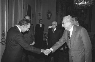 Il Presidente della Repubblica Francesco Cossiga incontra Giuseppe La Loggia, presidente dell'Istituto Poligrafico e Zecca dello Stato, con il Comitato scientifico della nuova rivista "Nomos"