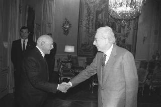 Il Presidente della Repubblica Francesco Cossiga incontra Giuseppe La Loggia, presidente dell'Istituto Poligrafico e Zecca dello Stato, con il Comitato scientifico della nuova rivista "Nomos"