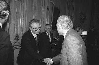 Il Presidente della Repubblica Francesco Cossiga riceve in udienza Eolo Parodi, presidente della Federazione nazionale degli Ordini dei medici chirurghi e degli odontoiatri, con il comitato centrale del sodalizio