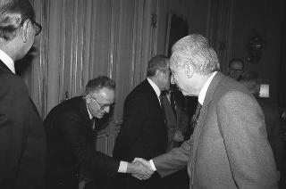 Il Presidente della Repubblica Francesco Cossiga riceve in udienza Eolo Parodi, presidente della Federazione nazionale degli Ordini dei medici chirurghi e degli odontoiatri, con il comitato centrale del sodalizio