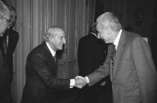 Francesco Morino e Giuseppe Atlante, rispettivamente presidente della Società italiana di prevenzione e terapia dei tumori e presidente del XIII Congresso nazionale di oncologia,con il Comitato scientifico e il Comitato di Presidenza del Congresso